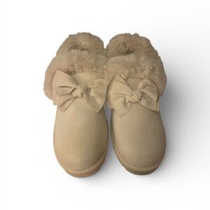 Rouge Helium Beige Bow Fur Slippers 10 NWOT